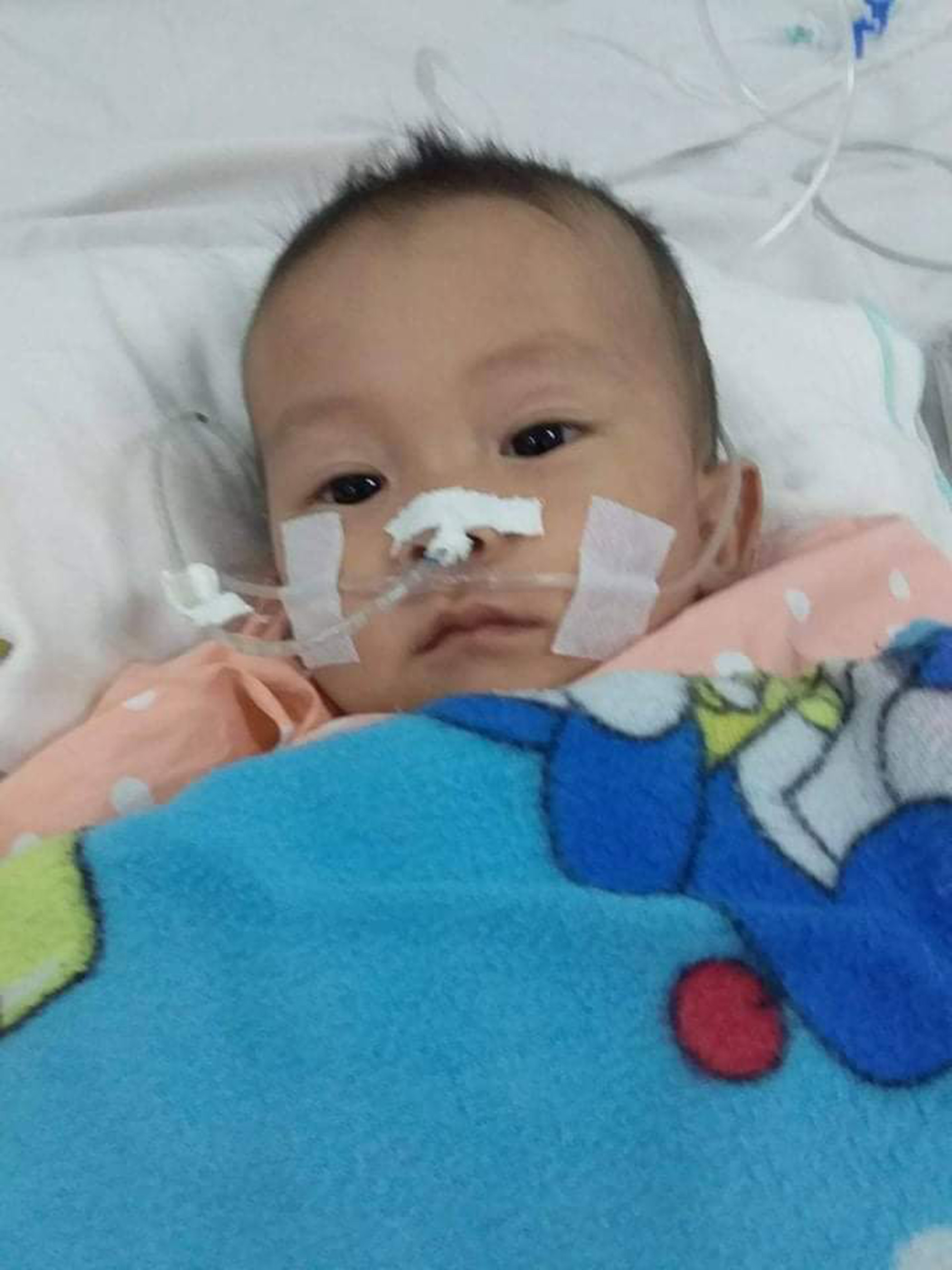 Hình ảnh bé Nguyễn Hoàng Duy tại phòng cấp cứu, Khoa Tiêu hóa, Bệnh viện Nhi Đồng 2.