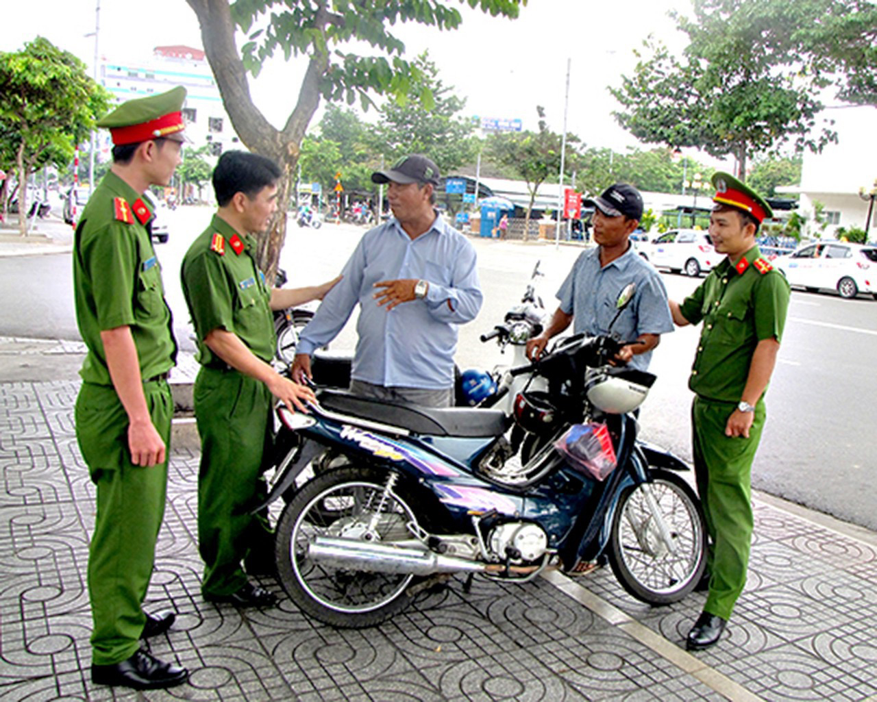 Công an phường Phước Trung trao đổi thông tin ANTT với tổ xe ôm tự quản.