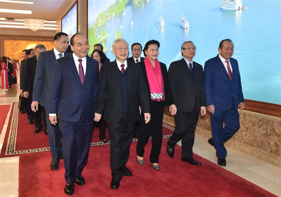 Tổng Bí thư, Chủ tịch nước Nguyễn Phú Trọng, Thủ tướng Chính phủ Nguyễn Xuân Phúc, Chủ tịch Quốc hội Nguyễn Thị Kim Ngân, Thường trực Ban Bí thư Trần Quốc Vượng, các đồng chí Ủy viên Bộ Chính trị, Ban Bí thư, lãnh đạo MTTQ Việt Nam, các ban, bộ, ngành Trung ương dự Hội nghị Chính phủ với các địa phương, ngày 28/12/2020. Ảnh: VGP/Quang Hiếu