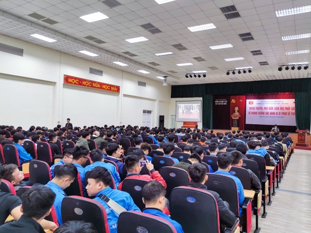 Hàng trăm sinh viên tham dự buổi tuyên truyền 
