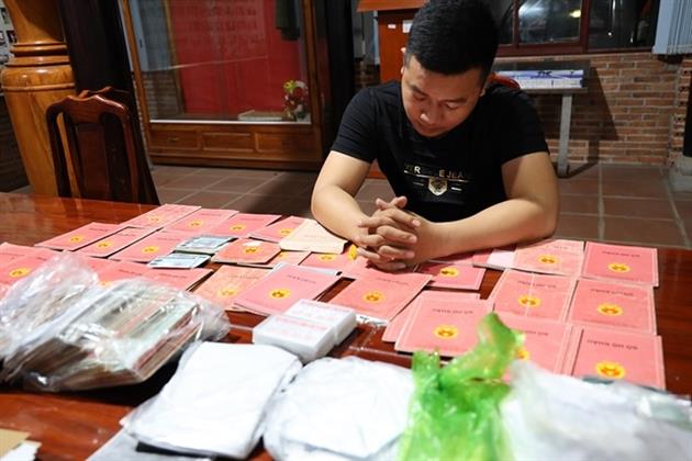 Đối tượng Việt cùng tang vật