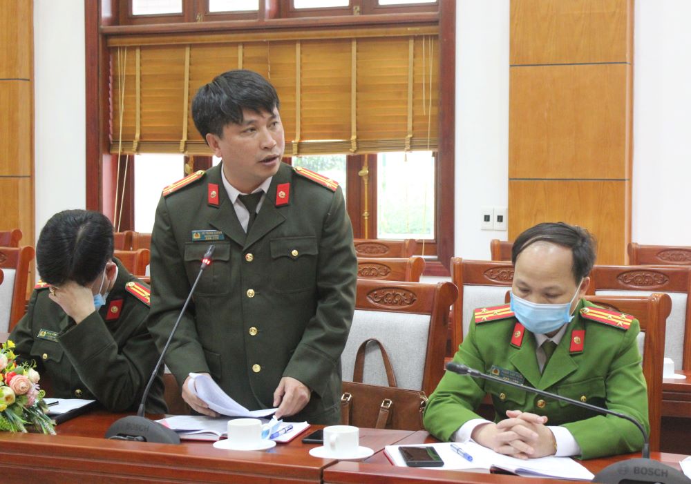 Đồng chí Trung tá Vũ Trọng Cường, Trưởng phòng Quản lý Xuất nhập cảnh Công an tỉnh phát biểu tại Hội nghị