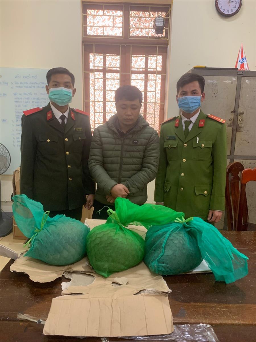  Lực lượng chức năng bắt giữ đối tượng Bùi Đình Quốc cùng tang vật