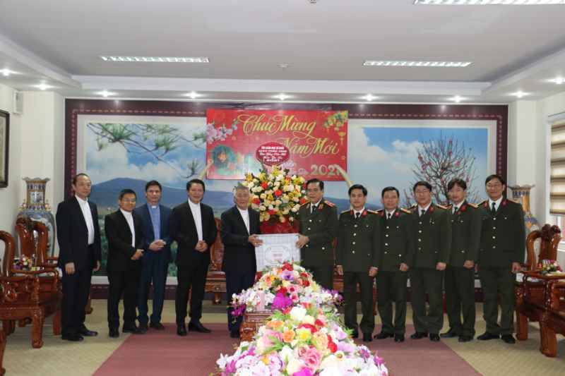 Tòa giám mục Giáo phận Vinh chúc Tết Công an tỉnh Nghệ An