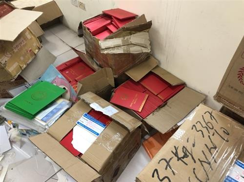 Xóa sổ đường dây làm bằng giả, thu giữ 4.000 con dấu và 5 tấn phôi bằng