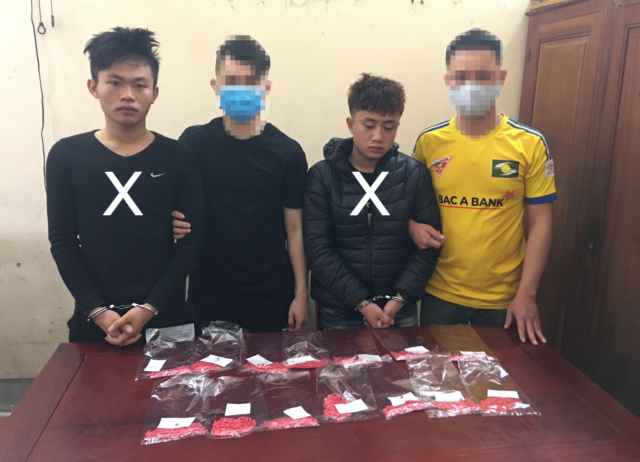 Mật phục trong đêm, bắt 2 đối tượng cùng 2.800 viên hồng phiến