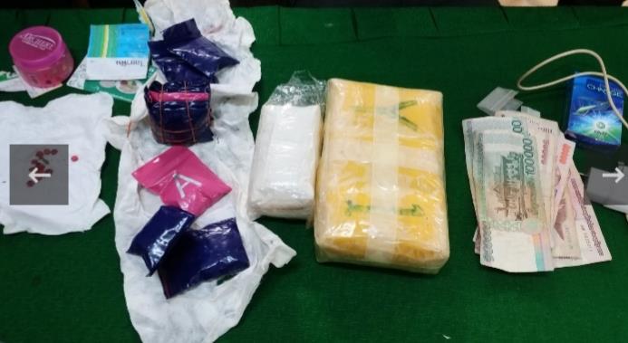 Tang vật thu giữ được gồm 10.000 viên ma túy cùng các vật dụng khác liên quan..jpg