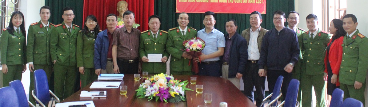 Đảng ủy, UBND phường Cửa Nam khen thưởng cho tập thể CBCS Công an phường 
