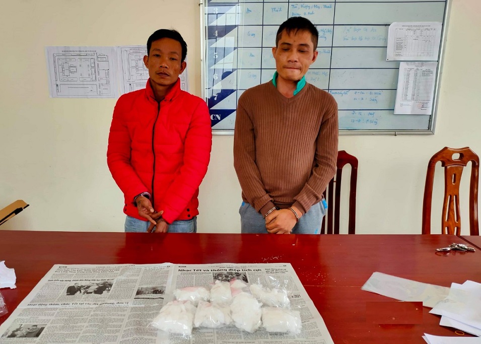 2 đối tượng Nguyễn Văn Tuấn và Trần Công Hải cùng tang vật trong chuyên án