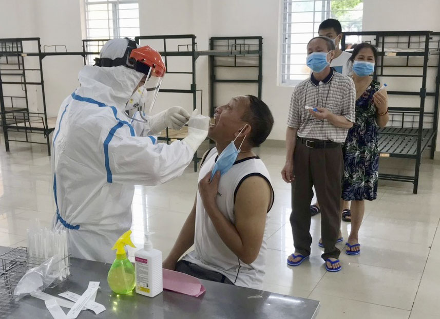 Tỉnh BR-VT sẽ mở rộng xét nghiệm COVID-19 đến các trường hợp F2. Trong ảnh: Nhân viên y tế lấy mẫu xét nghiệm COVID-19 cho công dân Việt Nam ở nước ngoài về cách ly tập trung tại Trung đoàn Minh Đạm (huyện Long Điền). (Ảnh minh họa)
