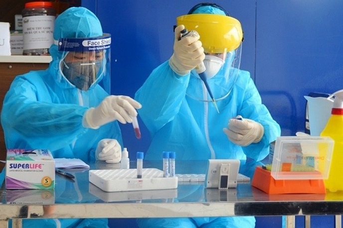 Cán bộ y tế lấy mẫu xét nghiệm nhanh COVID-19. Ảnh: Sở Y tế Hà Nội