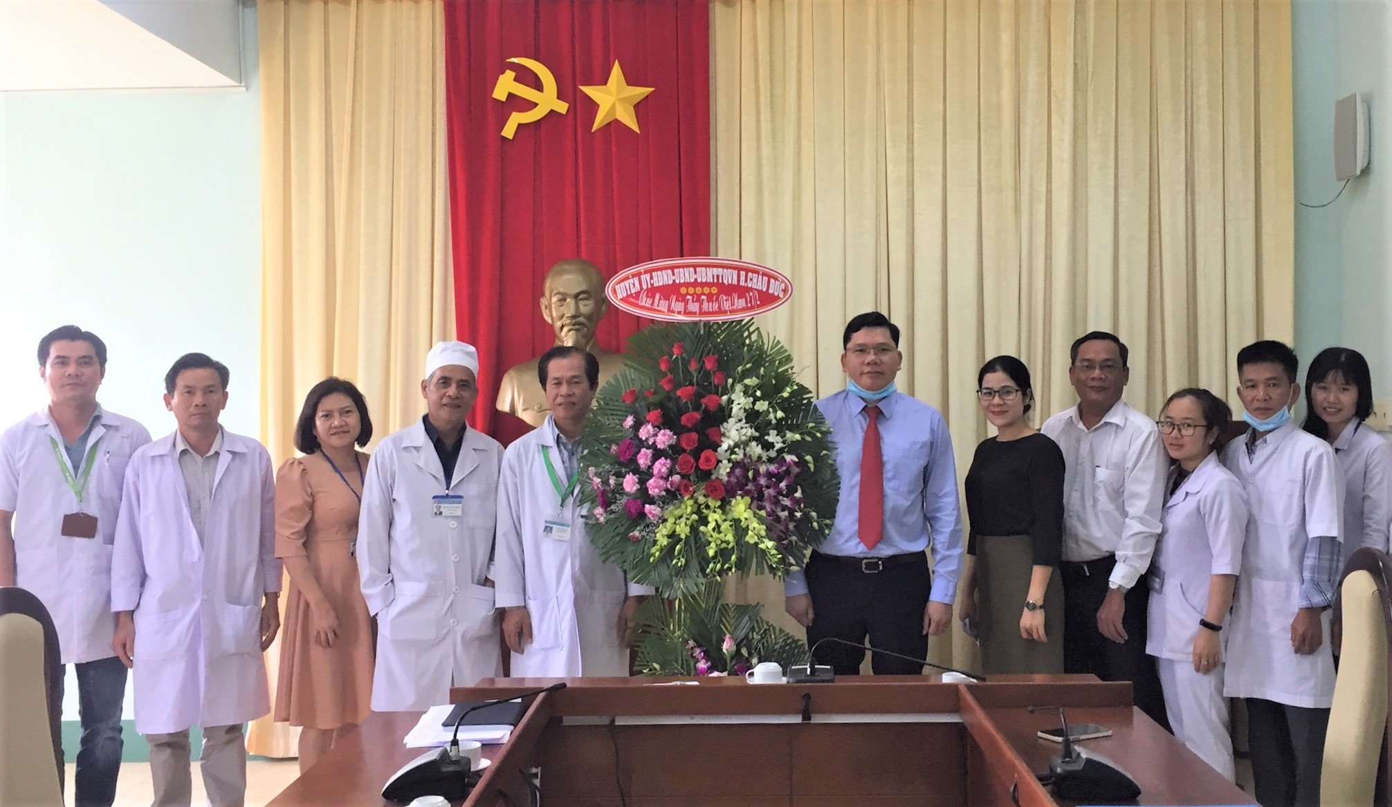 Ông Hoàng Nguyên Dinh, Chủ tịch UBND huyện Châu Đức (thứ 6 từ phải) thăm, chúc mừng các y, bác sĩ Bệnh viện Tâm thần tỉnh.