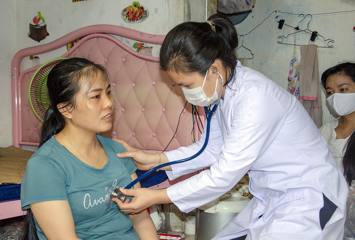 Bác sĩ Bệnh viện Lê Lợi khám bệnh cho chị Nguyễn Thị Ánh Tuyết (phường Thắng Nhất, TP. Vũng Tàu) bị hen suyễn, viêm xoang và teo chân không đi lại được.