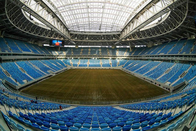 Giải vô địch bóng đá châu Âu (UEFA EURO) là giải bóng đá chính thức diễn ra bốn năm một lần giữa các đội tuyển bóng đá châu Âu do Liên đoàn bóng đá châu Âu (UEFA) tổ chức. Người đầu tiên nêu ý tưởng thành lập giải đấu này là Tổng thư ký Liên đoàn bóng đá Pháp Henri Delaunay. Giải đầu tiên diễn ra tại Pháp năm 1960 và nhà vô địch đầu tiên là Liên Xô. Trong ảnh: Sân vận động Krestovsky (Zenit Arena), Nga.