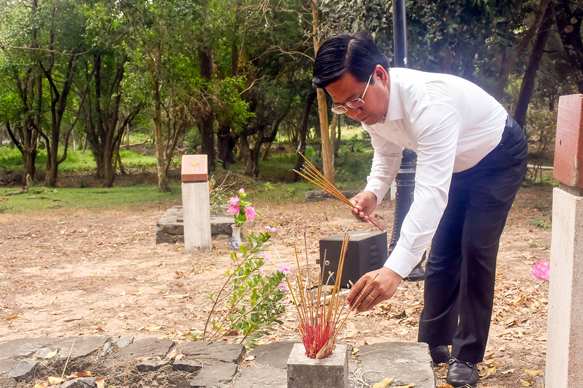 Ông Bùi Chí Thành, Ủy viên Ban Thường vụ Tỉnh ủy, Chủ tịch UBMTTQ Việt Nam tỉnh dâng hương tại Nghĩa trang Hàng Dương.