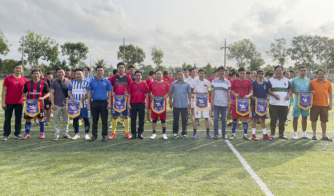 Ban tổ chức trao cờ lưu niệm cho đại diện các đội dự giải.     