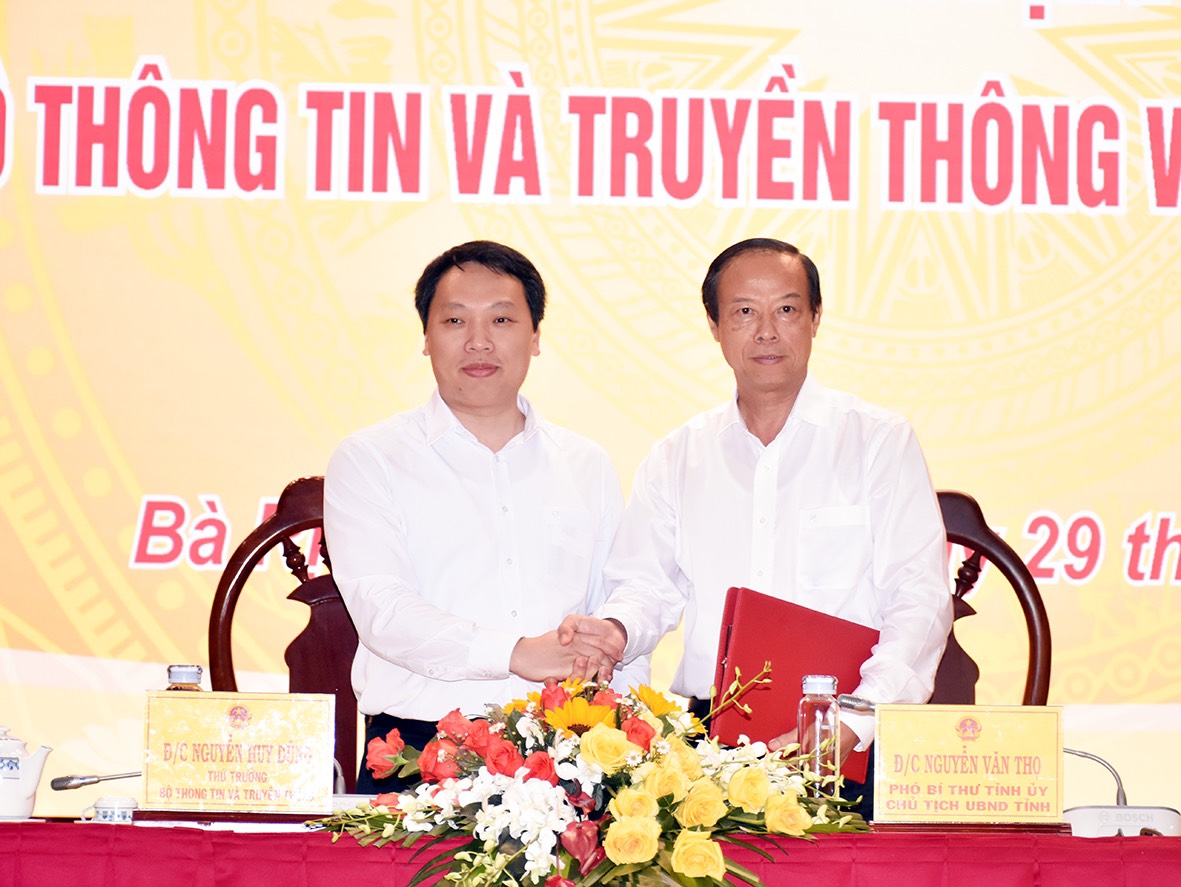 Ông Nguyễn Văn Thọ, Chủ tịch UBND tỉnh BR-VT và Thứ trưởng Bộ TT-TT Nguyễn Huy Dũng ký kết chương trình thực hiện chuyển đổi số.