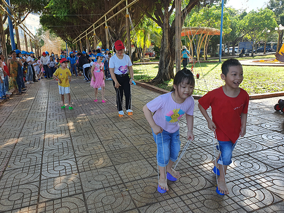 HS Trung tâm hỗ trợ phát triển giáo dục hòa nhập Phước An (53/3/1, Lê Hồng Phong, TP.Vũng Tàu) chơi trò chơi vận động trong một buổi dã ngoại tại Công viên Bãi Trước.