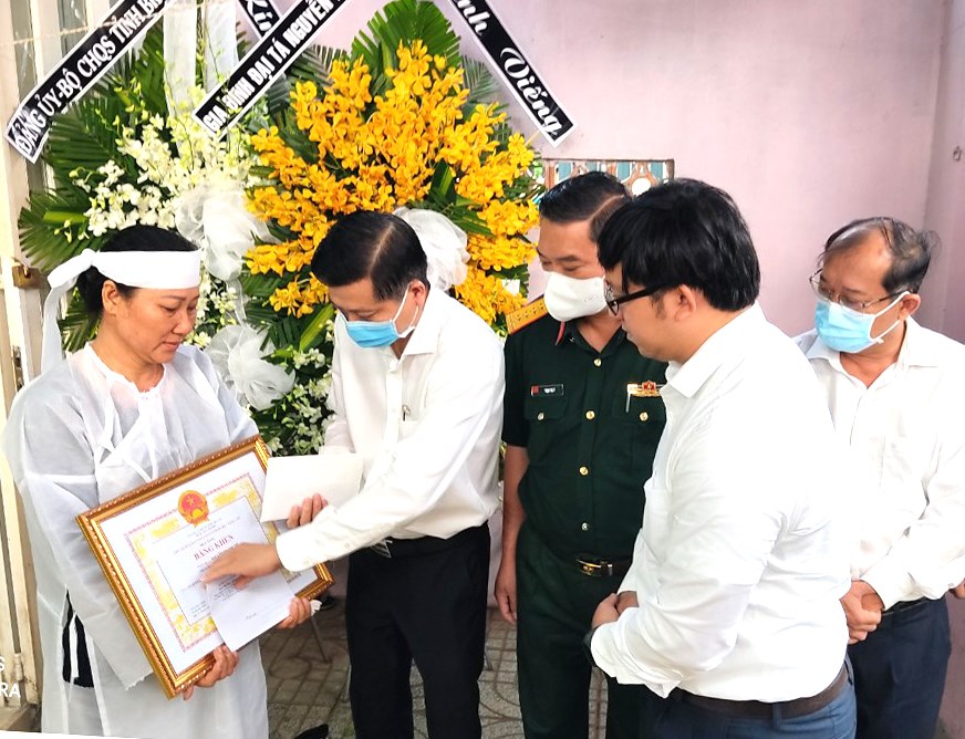 Ông Trần Văn Tuấn, Phó Chủ tịch UBND tỉnh trao Bằng khen của Chủ tịch UBND tỉnh cho người thân Thiếu tá Nguyễn Thành Trí.