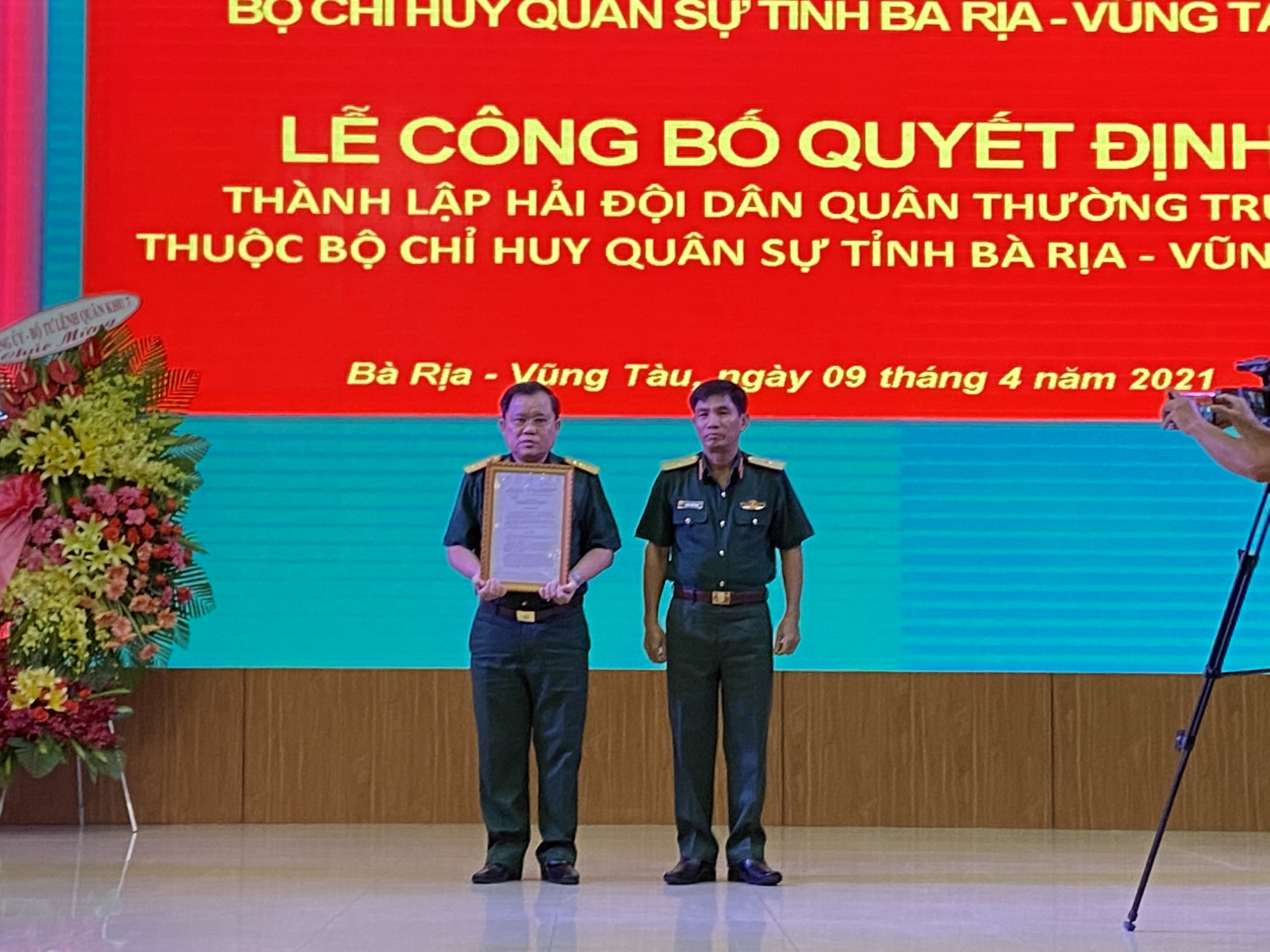 Thiếu tướng Đặng Văn Hùng, Phó Tư lệnh – Tham mưu trưởng Bộ Tư lệnh Quân khu 7 trao Quyết định thành lập Hải đội dân quân thường trực cho Đại tá Nguyễn Tâm Hùng, Chỉ huy trưởng Bộ CHQS tỉnh.