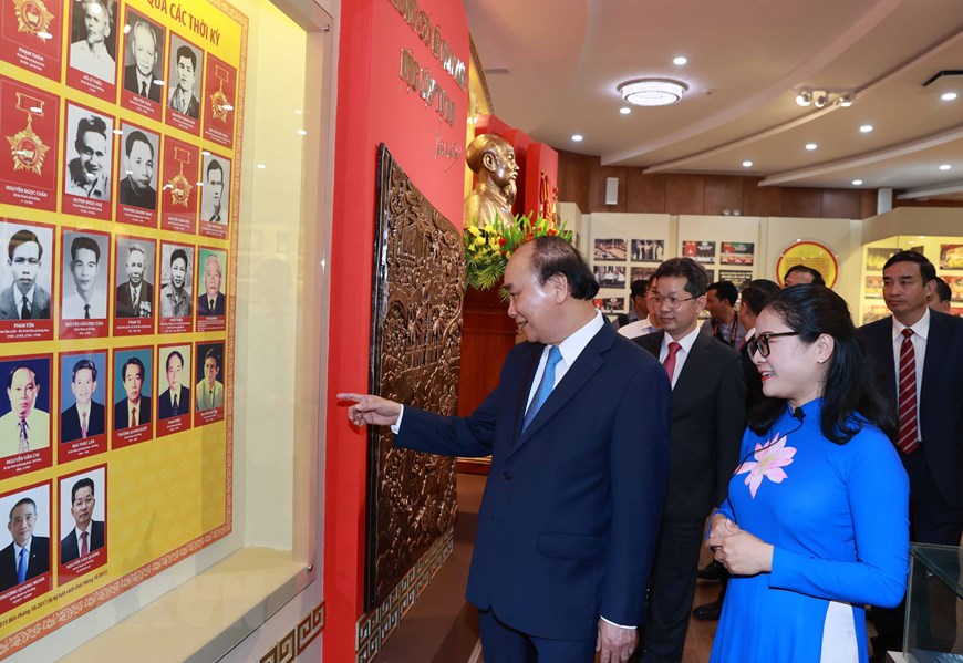 Chủ tịch nước Nguyễn Xuân Phúc thăm phòng truyền thống  của Thành ủy Đà Nẵng.