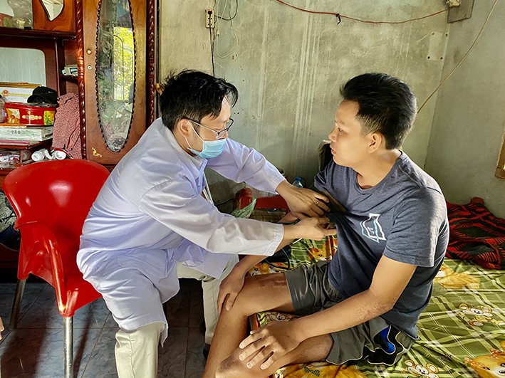 Bác sĩ Bệnh viện Vũng Tàu khám bệnh cho anh Đỗ Văn Ngà (xã An Ngãi, huyện Long Điền) bị tai nạn giao thông,  mất 1 chân, liệt nửa người.