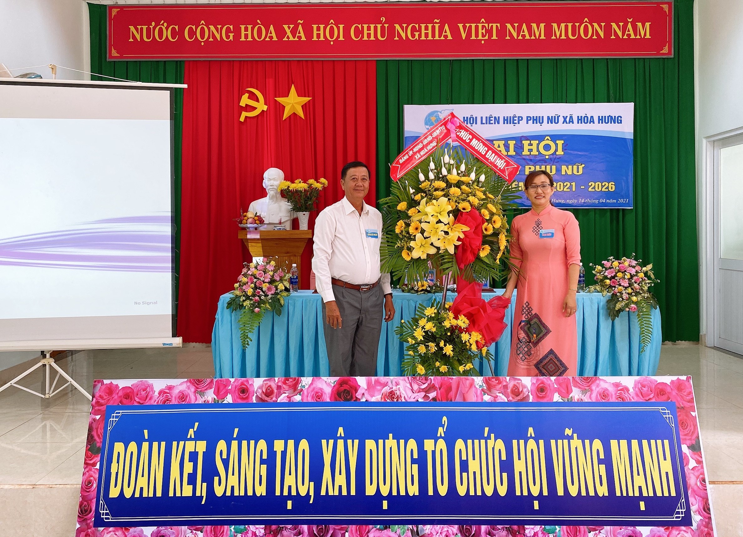 Ông Nguyễn Văn Đấu, Bí thư Đảng ủy xã Hòa Hưng (huyện Xuyên Mộc) tặng hoa chúc mừng Đại hội Đại biểu Phụ nữ xã lần thứ XII, nhiệm kỳ 2021-2026.