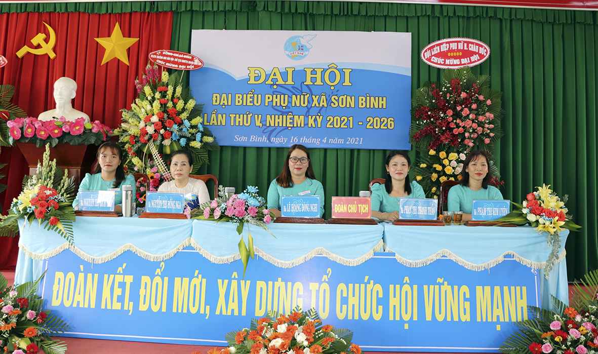 Đoàn Chủ tịch điều hành tại Đại hội Đại biểu Phụ nữ xã Sơn Bình, nhiệm kỳ 2021-2026.