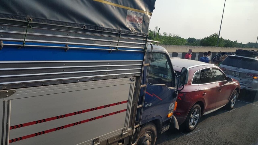 Tai nạn liên hoàn 5 ôtô trên cao tốc Long Thành - Dầu Giây khiến làn đường chiều về TP.HCM tê liệt. Ảnh: Khanh Nguyen.