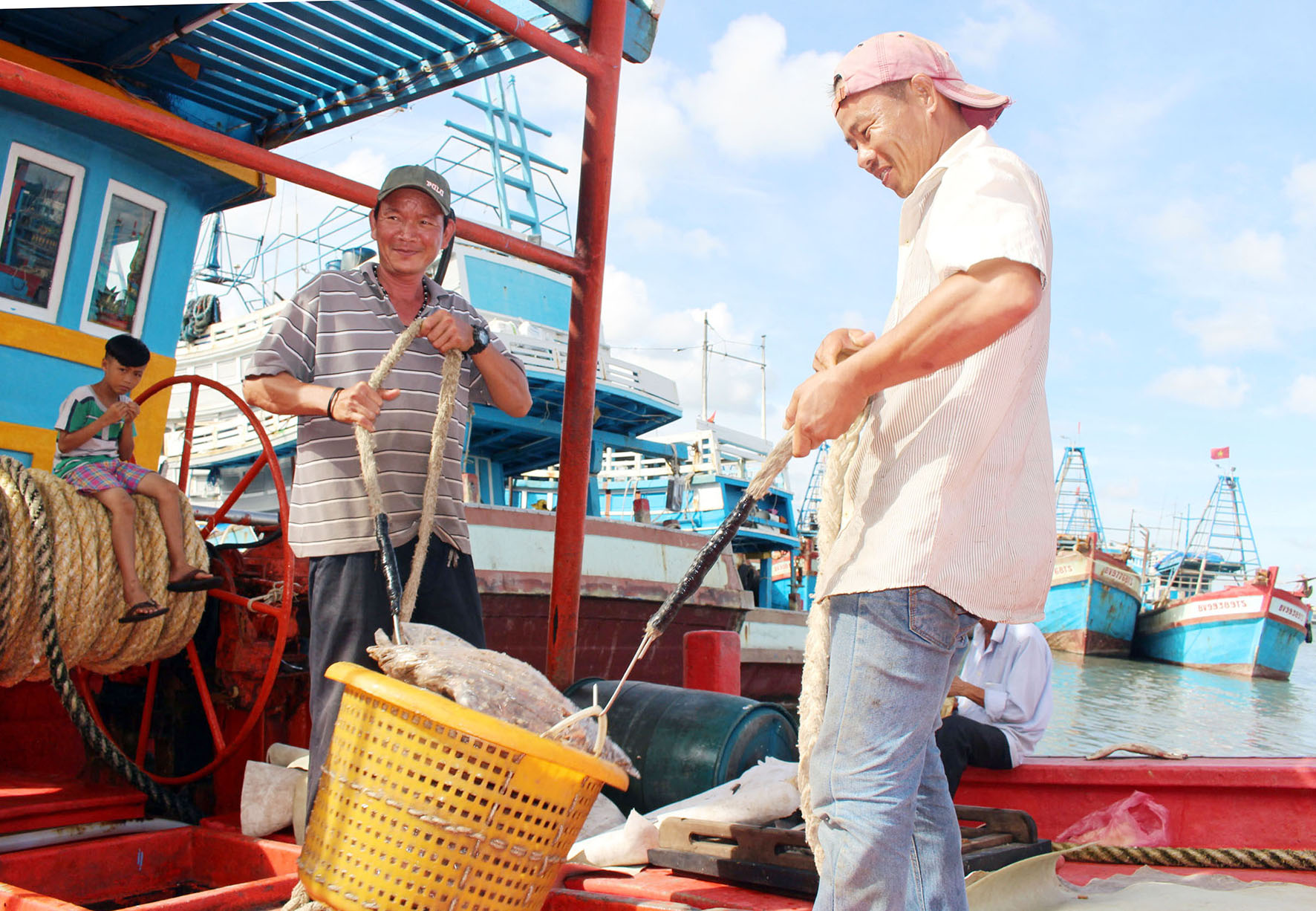 Ngư dân chuyển hải sản từ khoang tàu xuống tiêu thụ sau chuyến đi biển dài ngày tại cảng Bến Đá (phường 5, TP. Vũng Tàu).