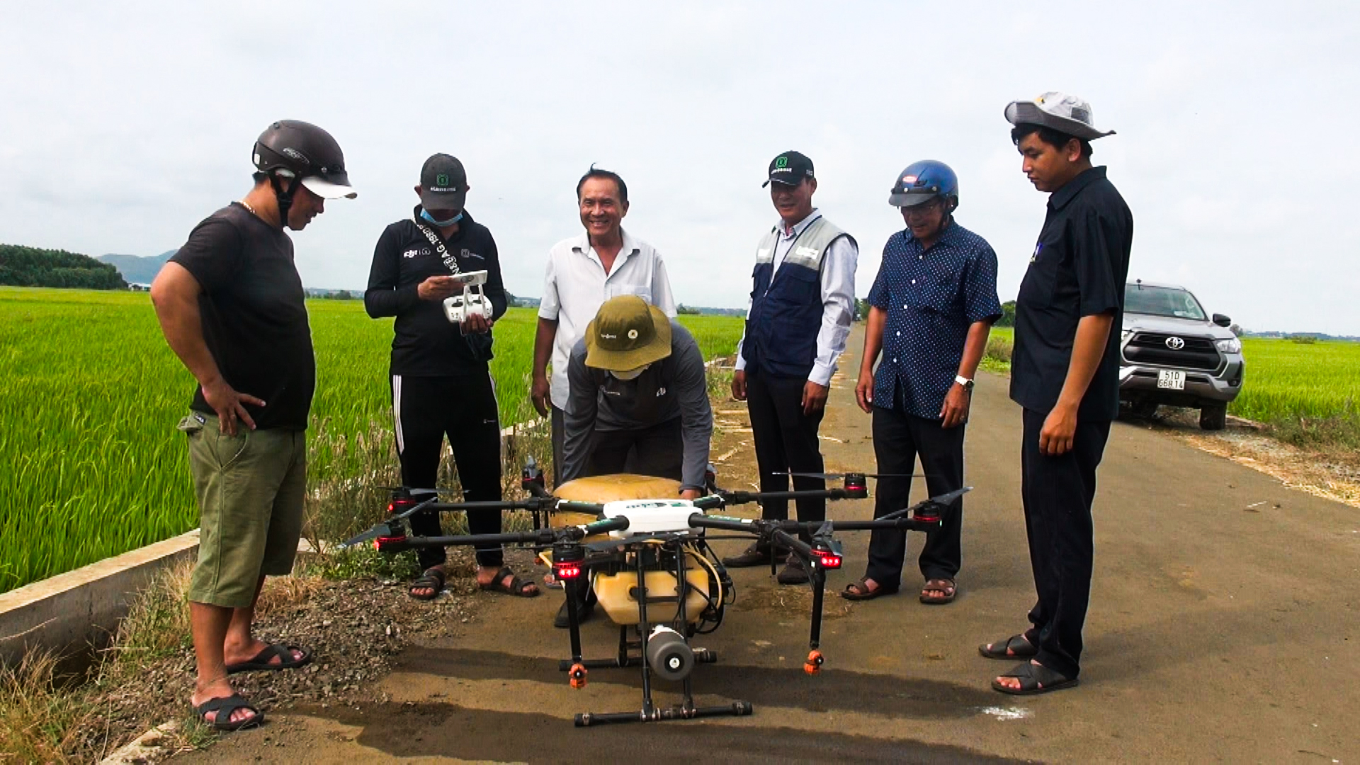 Bà con nông dân xem trình diễn thiết bị bay phun thuốc BVTV do Hội Nông dân huyện phối hợp Công ty CP SNEWRICE thực hiện vụ Đông Xuân 2020-2021 trên cánh đồng xã An Nhứt.