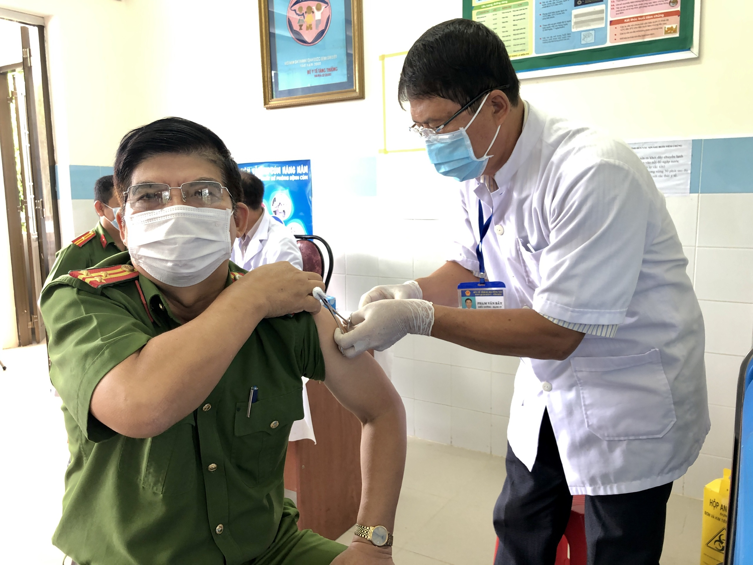  Tiêm vắc xin ngừa COVID-19 cho cán bộ Công an huyện Côn Đảo. Ảnh: MẠNH CƯỜNG