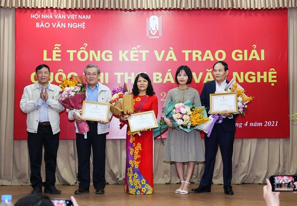 Tác giả Châu Hoài Thanh (giữa) nhận giải C Cuộc thi thơ Báo Văn nghệ vào ngày 9/4/2021.
