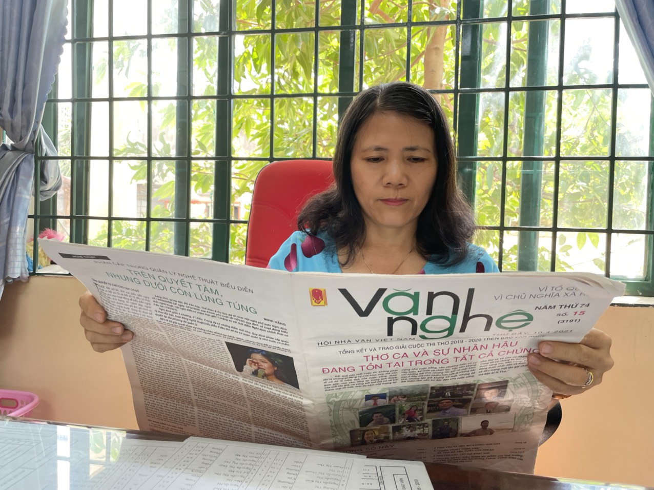 Tác giả Châu Hoài Thanh xem lại tác phẩm đoạt giải C Cuộc thi thơ  Báo Văn nghệ.