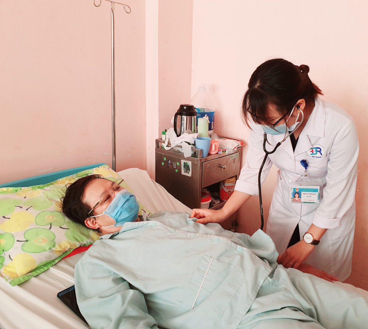 Bác sĩ Phan Thị Hảo, Khoa Truyền nhiễm, BV Bà Rịa khám bệnh cho bệnh nhân đang điều trị SXH.