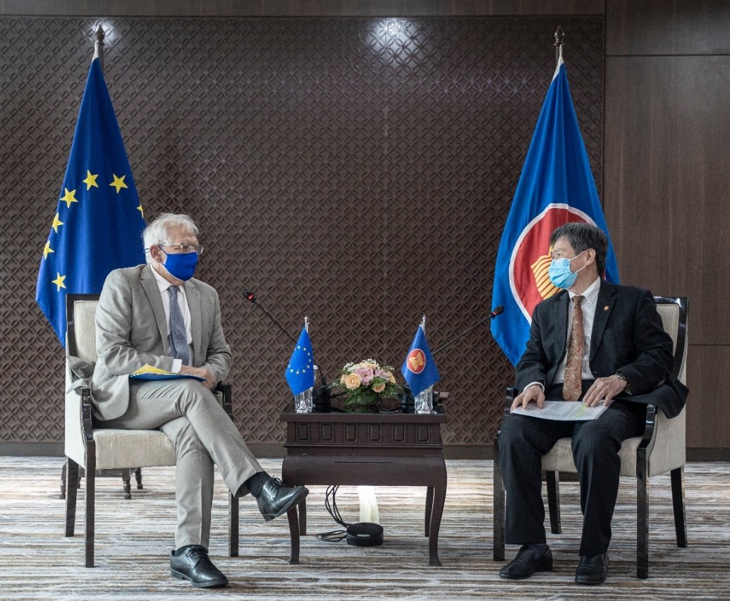 Đại diện cấp cao phụ trách chính sách an ninh và đối ngoại của EU, ông Josep Borrell (trái) thảo luận với Tổng Thư ký ASEAN Dato Lim Jock Hoi.
