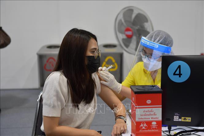 Tiêm vaccine ngừa COVID-19 tại một trung tâm tiêm chủng ở thủ đô Bangkok sáng 7/6.