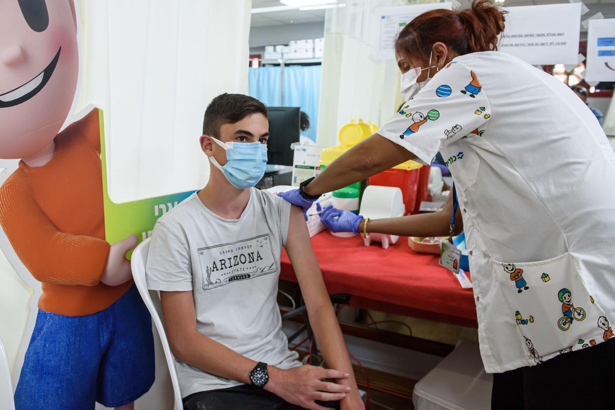 Nhân viên y tế tiêm vắc xin ngừa COVID-19 cho người dân tại thành phố Kiryat Shemona, Israel ngày 6/6.