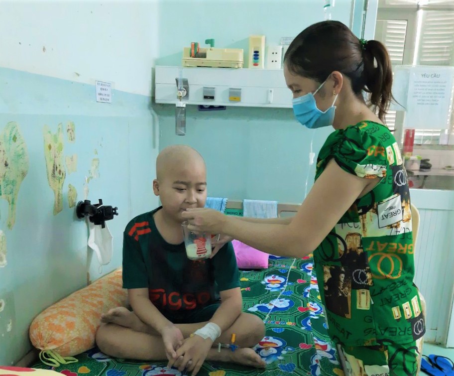 Em Bùi Võ Bảo Khang được mẹ chăm sóc tại Bệnh viện Nhi đồng 2, TP. Hồ Chí Minh.