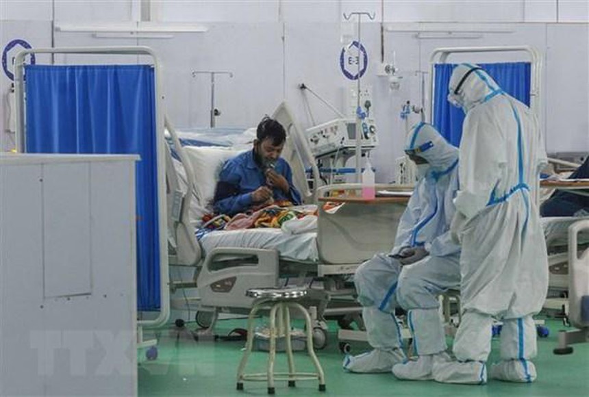 Nhân viên y tế điều trị cho bệnh nhân COVID-19 tại New Delhi (Ấn Độ).