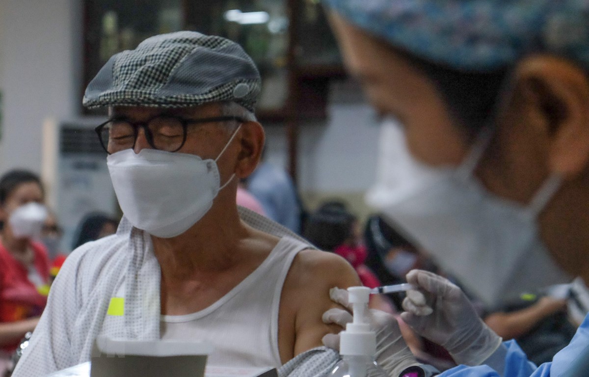 Tiêm chủng vắc xin ngừa COVID-19 tại Jakarta, Indonesia.