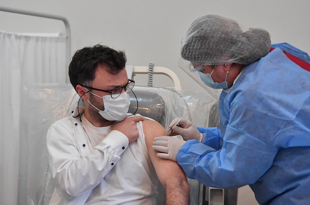 Tiêm vắc xin ngừa COVID-19 của Hãng dược phẩm AstraZeneca/Oxford cho người dân tại Tbilisi, Gruzia.