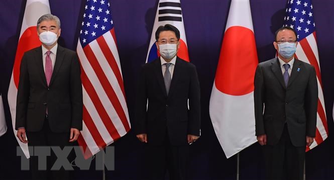 Đặc phái viên Mỹ về vấn đề hạt nhân Triều Tiên, ông Sung Kim (trái), Đặc phái viên hạt nhân Hàn Quốc Noh Kyu-duk (giữa) và Đặc phái viên hạt nhân của Nhật Bản Takehiro Funakoshi (phải), tại cuộc gặp ba bên ở Seoul, Hàn Quốc, ngày 21/6/2021.
