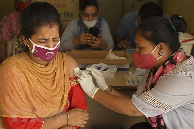 Tiêm chủng vaccine ngừa COVID-19 cho người dân ở Amritsar, Ấn Độ, ngày 18/6/2021.