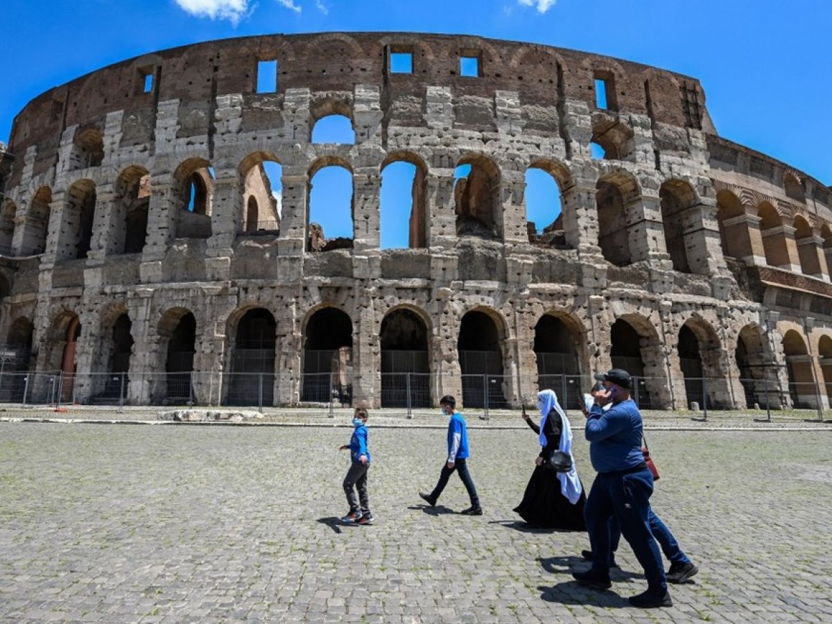 Khách du lịch thăm Đấu trường La Mã tại Rome, Italia.
