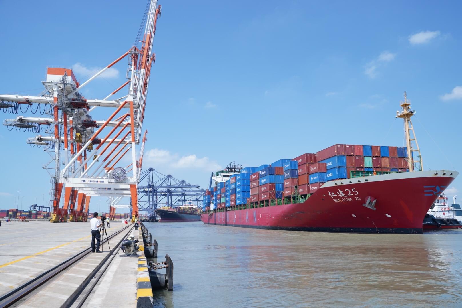 Từ đầu năm đến nay, hàng container thông qua khu vực Cái Mép - Thị Vải đạt khoảng 2,3 triệu TEU, tăng 47% so với cùng kỳ năm ngoái. Trong ảnh: Cảng Tân Cảng - Cái Mép Thị Vải (TCTT) đón tàu REN JIAN 25 khai thác tuyến dịch vụ CES của hãng tàu China United Line (CU Lines) lần đầu cập cảng vào ngày 2/5.