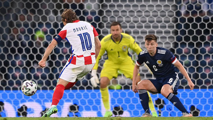 Cú trivela thần sầu của Modric làm thay đổi cục diện trận đấu Croatia-Scotland.