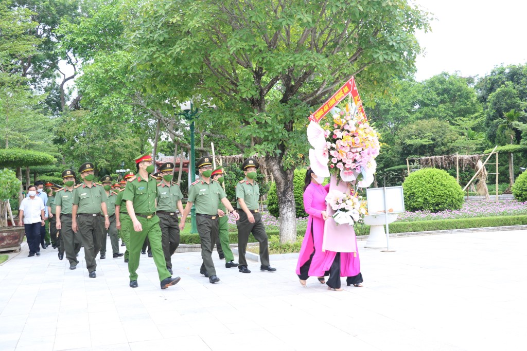 Công an Nghệ An: Dâng hoa, dâng hương tưởng niệm Bác Hồ và các anh hùng liệt sỹ