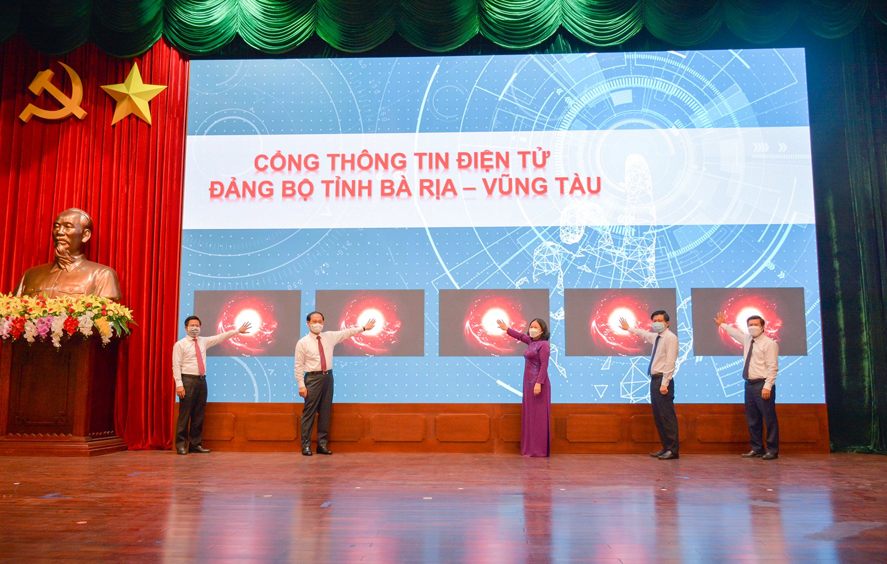 Lãnh đạo tỉnh thực hiện nghi thức khai trương Cổng thông tin điện tử Đảng bộ tỉnh Bà Rịa-Vũng Tàu.