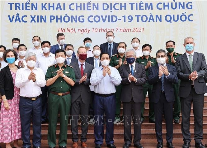 Thủ tướng Chính phủ Phạm Minh Chính và các đại biểu tham dự Lễ phát động triển khai chiến dịch tiêm chủng vắc xin phòng COVID-19 toàn quốc. Ảnh: TTXVN.